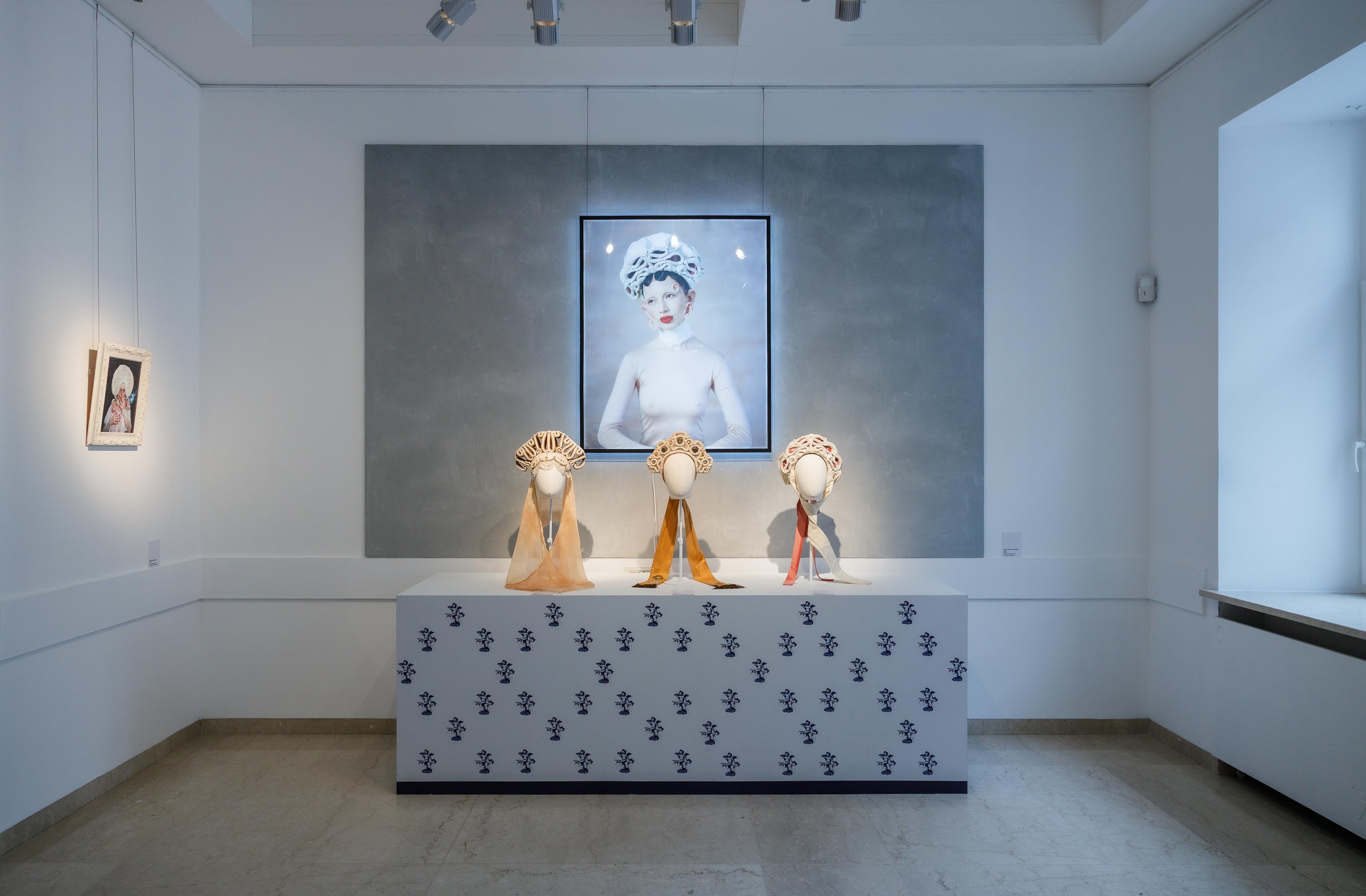 Выставка «Игра без слов. Художественные миры Юлдус Бахтиозиной» - выставка ТЕO by Cosmoscow