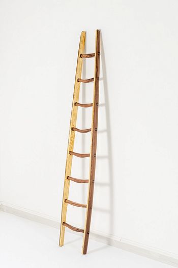 Лестница из меди и ореха