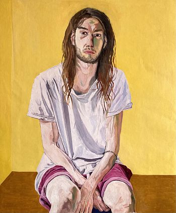 Молодой человек с длинными волосами