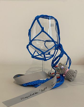 В мой стакан с вином, ласточки, не роняйте Комочки земли