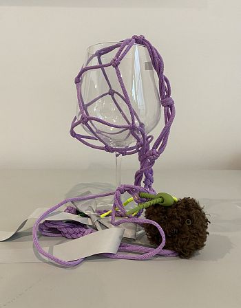 В мой стакан с вином, ласточки, не роняйте Комочки земли