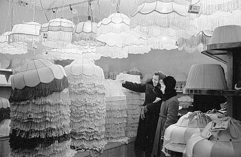 ГУМ. В секции абажуров